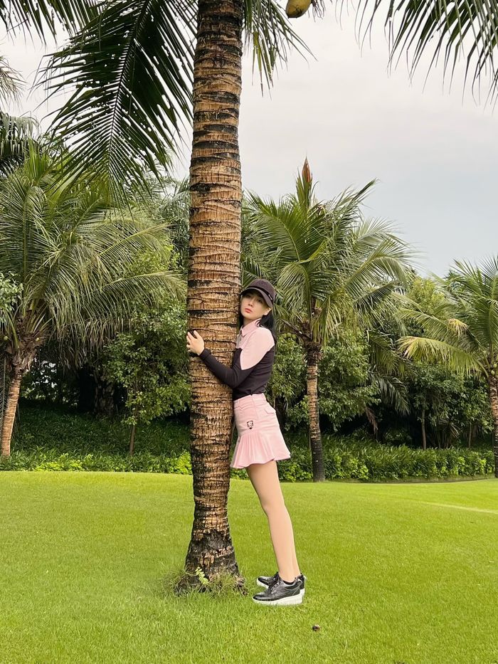 Thời trang đi đánh golf của Phương Oanh: Đơn giản nhưng vẫn hút mắt