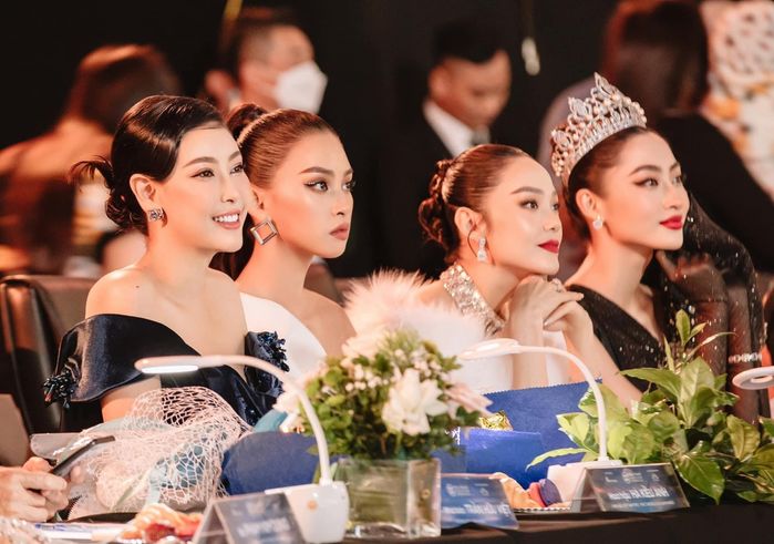 Thời trang đi làm giám khảo của sao Việt: Minh Hằng át cả thí sinh