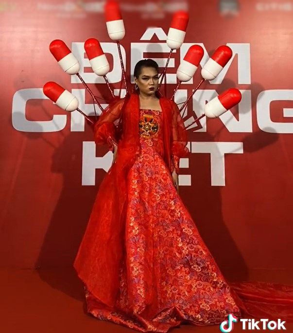 Thời trang đi thảm đỏ của Phạm Thoại: Luôn thích giật spotlight