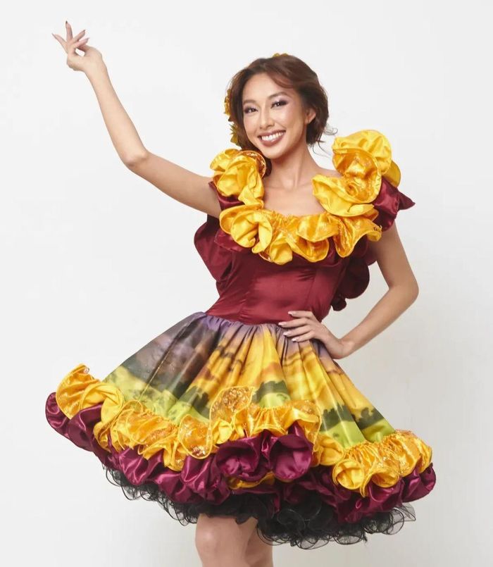 Thùy Tiên cân đẹp tạo hình các quốc gia: Có outfit dát toàn vàng ròng