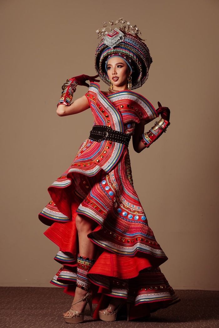 Thùy Tiên cân đẹp tạo hình các quốc gia: Có outfit dát toàn vàng ròng