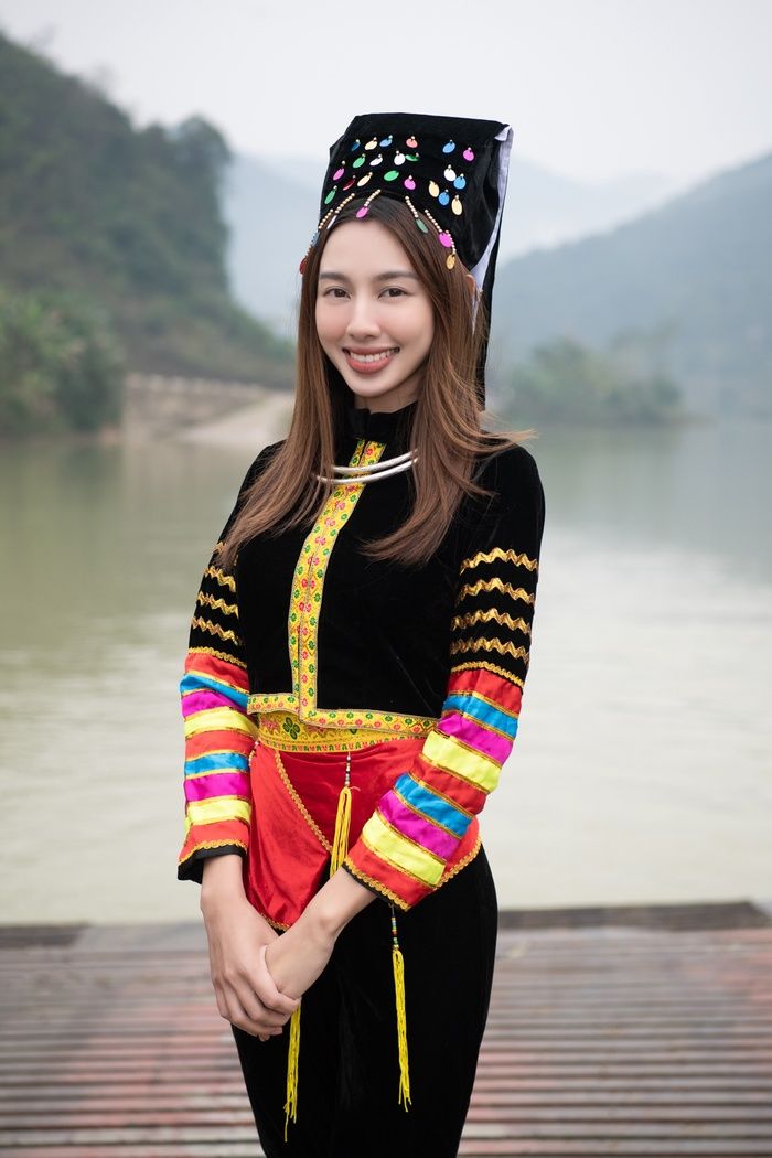 Thùy Tiên cân đẹp tạo hình các quốc gia: Có outfit dát toàn vàng ròng