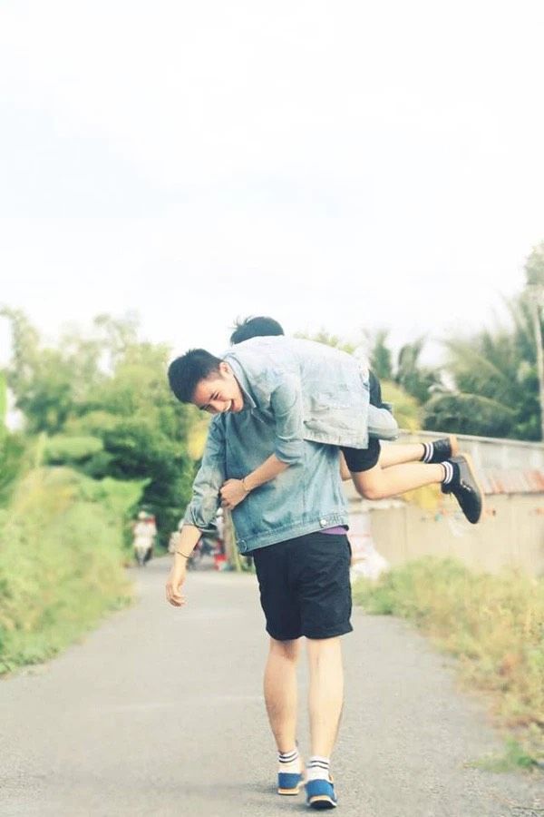 Tìm người yêu qua ứng dụng hẹn hò, cặp đôi LGBT chốt đơn bằng đám cưới