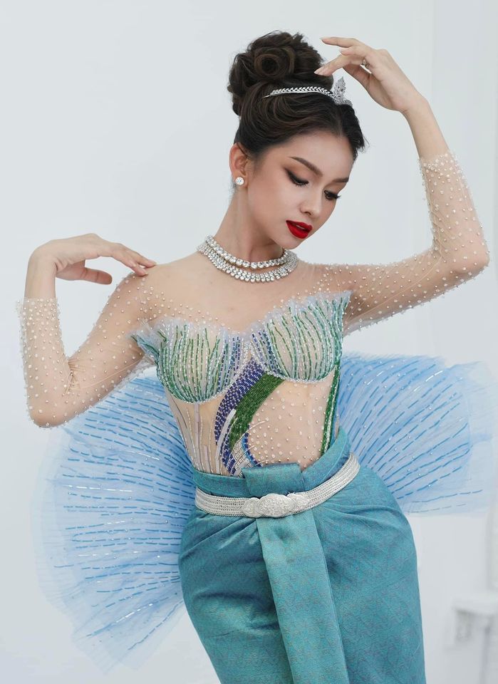 Trang phục của Hoa hậu Việt liên tục bị NTK nước ngoài học hỏi