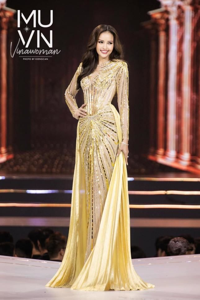 Trang phục của Hoa hậu Việt liên tục bị NTK nước ngoài học hỏi