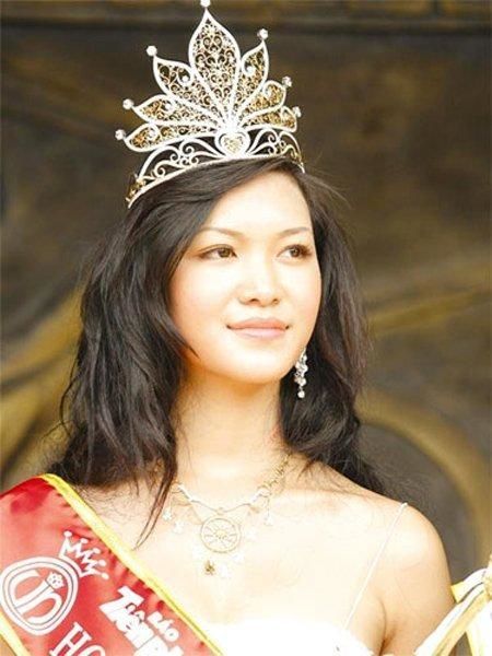 Trùng hợp 2 nàng Á hậu tên Nhi đều rớt vương miện đêm chung kết
