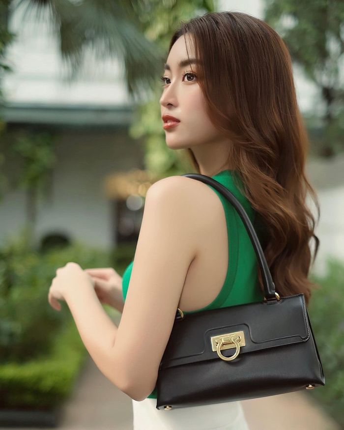 Trước thềm hôn lễ thế kỷ: Đỗ Mỹ Linh du lịch Ý cùng con trai bầu Hiển