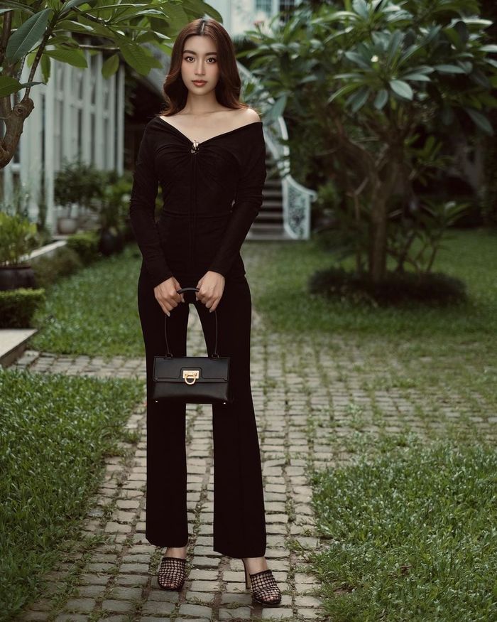 Trước thềm hôn lễ thế kỷ: Đỗ Mỹ Linh du lịch Ý cùng con trai bầu Hiển