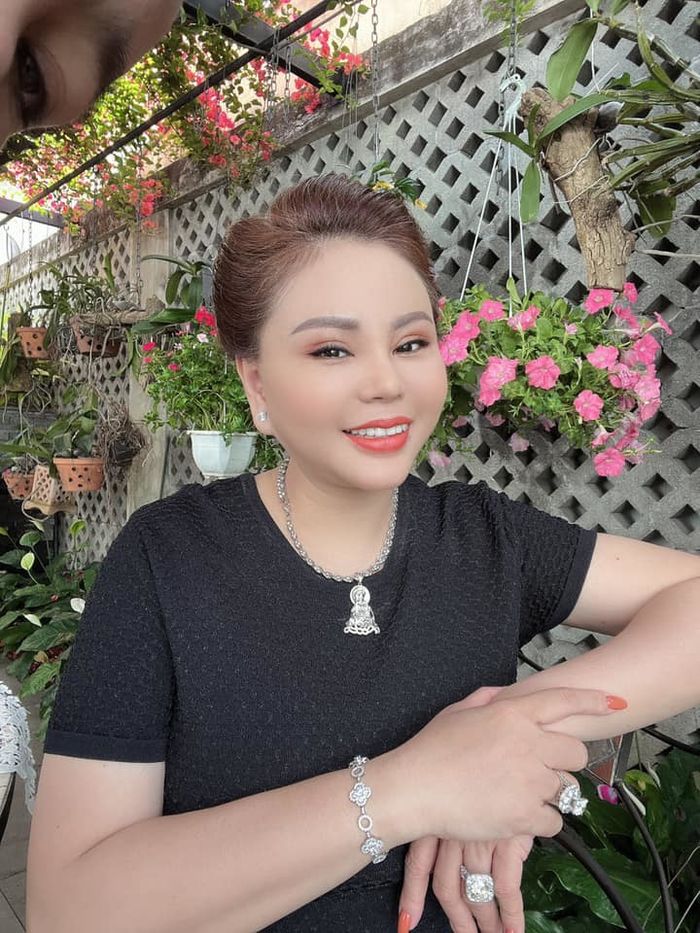 Từng để con cho chồng cũ nuôi vì nghèo, Lê Giang nay giàu sụ
