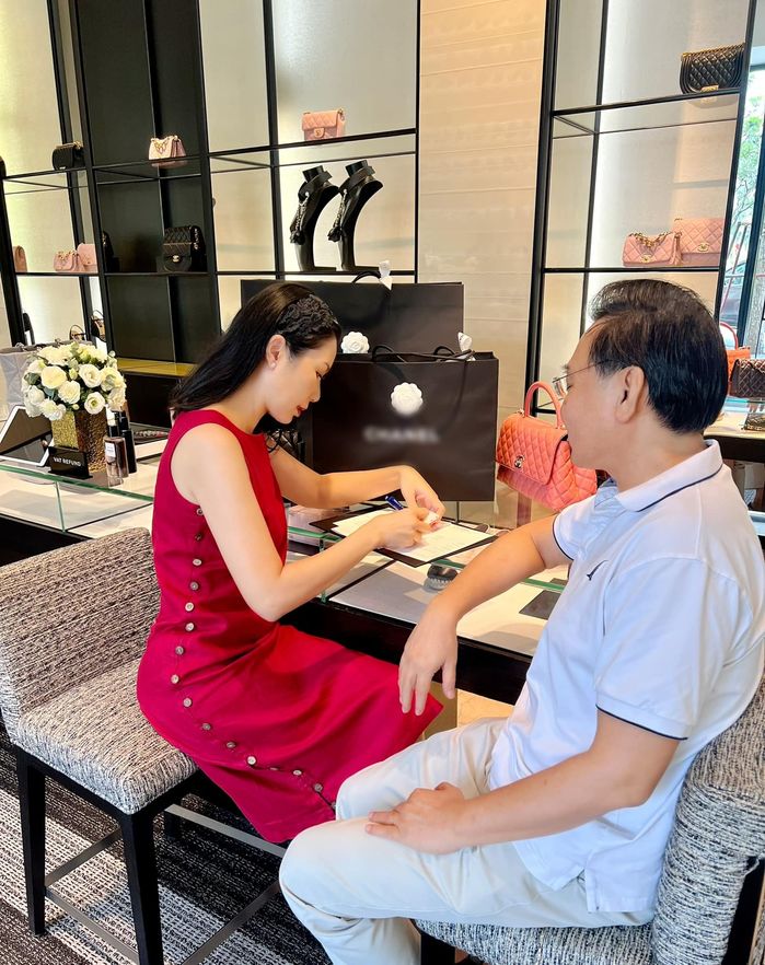 Tuổi 51 của Á hậu Trịnh Kim Chi: Chồng cưng chiều, tặng toàn quà khủng