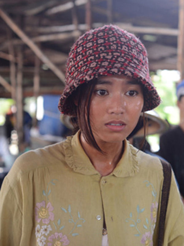 Vẻ ngoài lạ lẫm của mỹ nhân Việt trong bộ phim đầu tay