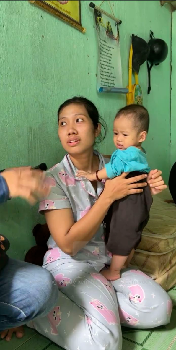 Vợ chồng 9x sinh 8 con phải xin cơm từ thiện được tặng hơn 100 triệu