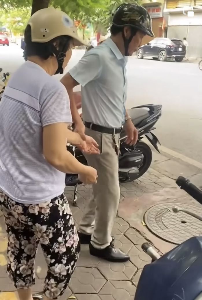 Vợ gặp tai nạn mất trí, chồng ân cần chăm lo từng miếng ăn giấc ngủ