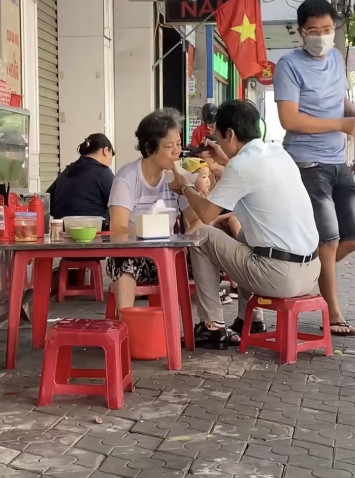 Vợ gặp tai nạn mất trí, chồng ân cần chăm lo từng miếng ăn giấc ngủ