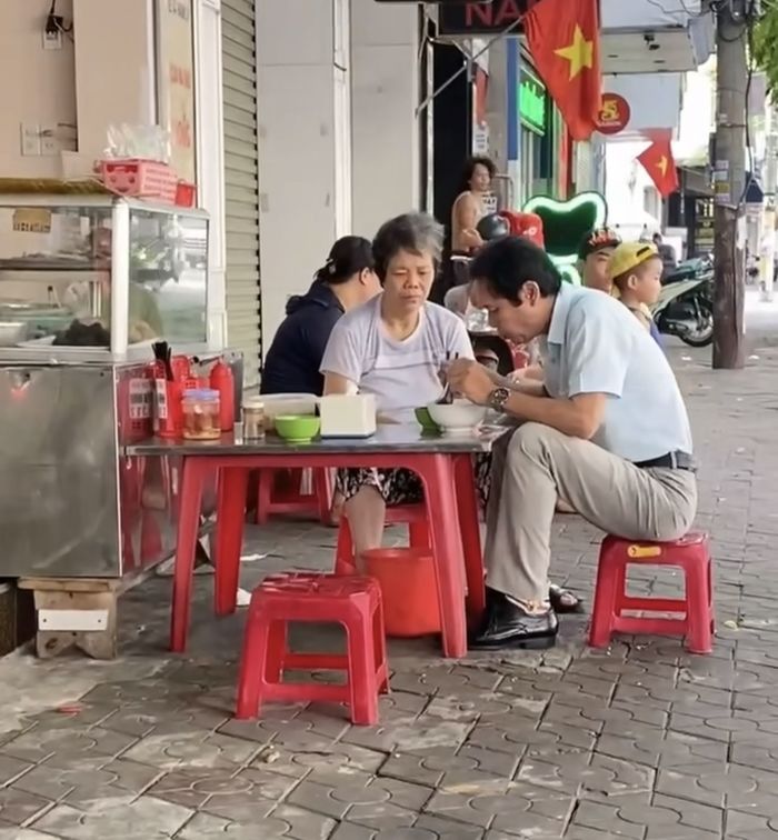Vợ gặp tai nạn mất trí, chồng ân cần chăm lo từng miếng ăn giấc ngủ