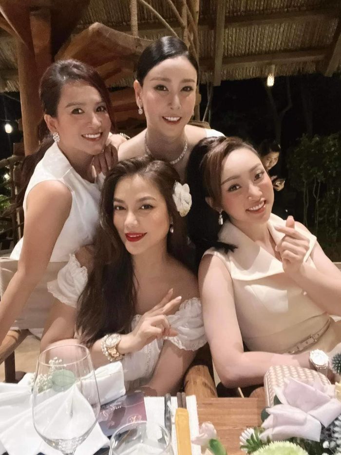 Vợ kém 16 tuổi của Chi Bảo sành điệu: Ra sân bay dát toàn đồ hiệu