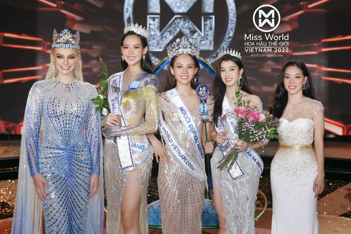 Vừa đăng quang, Á hậu 1 bị chê thiếu tinh tế khi lấn lướt Mai Phương