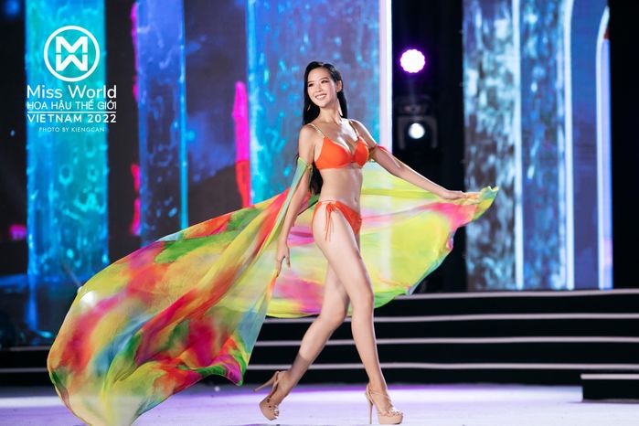 Vừa đăng quang, Á hậu 1 bị chê thiếu tinh tế khi lấn lướt Mai Phương