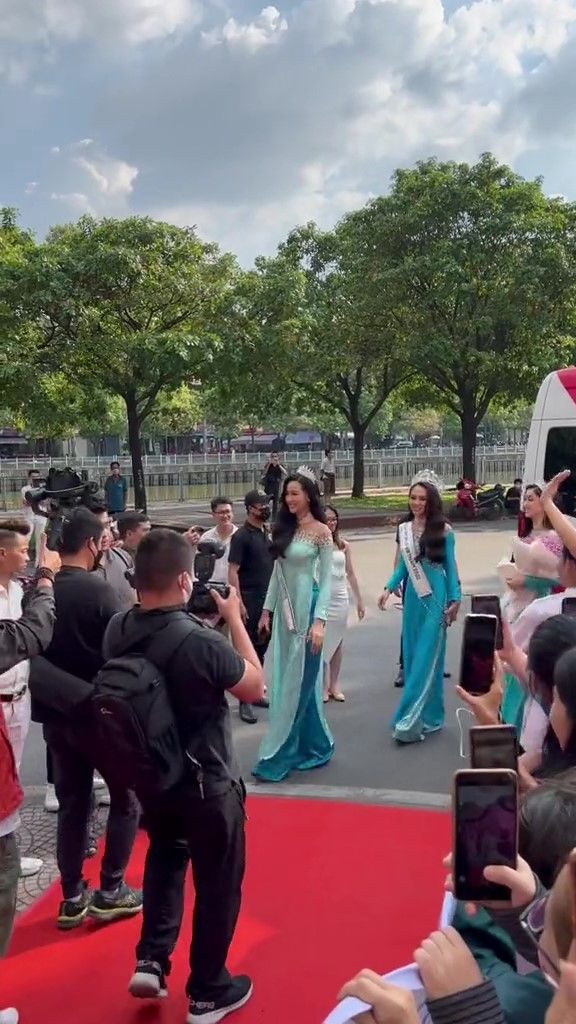 Vừa đăng quang, Á hậu 1 bị chê thiếu tinh tế khi lấn lướt Mai Phương