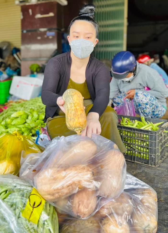 Vừa xuất viện sau sinh chưa bao lâu: Quỳnh Quỳnh đã bán hàng online