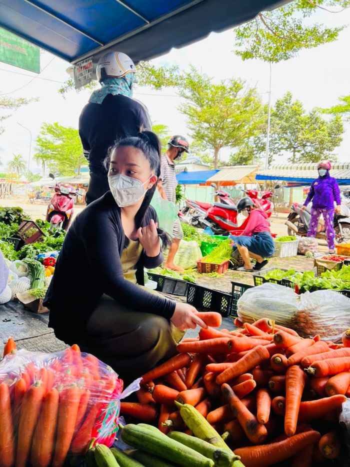 Vừa xuất viện sau sinh chưa bao lâu: Quỳnh Quỳnh đã bán hàng online