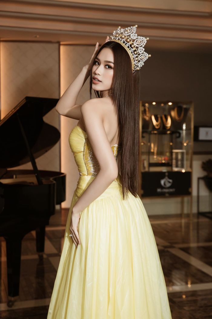 Xôn xao quan điểm: 25 Hoa hậu thấm gì so với 500 Thủ khoa mỗi năm