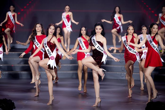 Xôn xao quan điểm: 25 Hoa hậu thấm gì so với 500 Thủ khoa mỗi năm