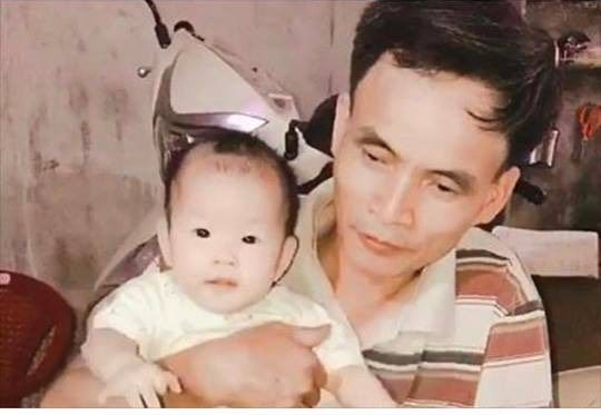 Xúc động hình ảnh người cha chăm con gái ở cữ: Ông ngoại là số một