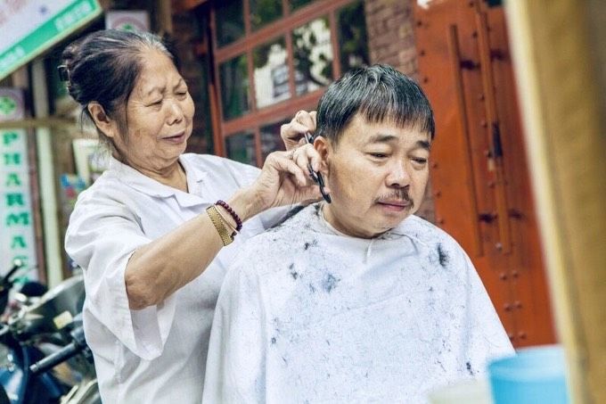 Cụ bà U90 kinh nghiệm 60 năm cắt tóc ở vỉa hè: Phải xếp hàng, bốc số