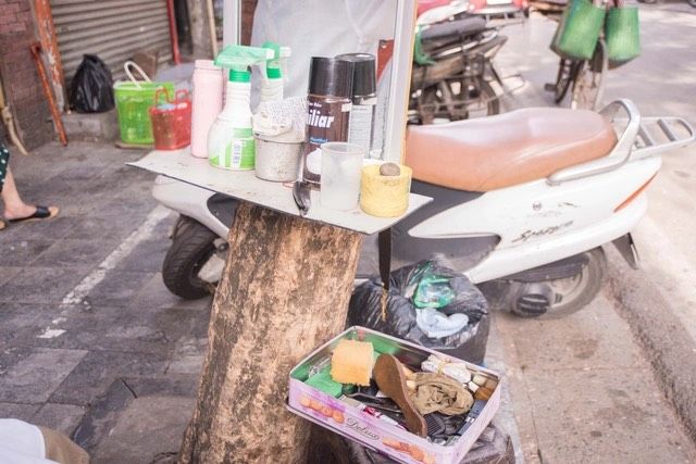 Cụ bà U90 kinh nghiệm 60 năm cắt tóc ở vỉa hè: Phải xếp hàng, bốc số