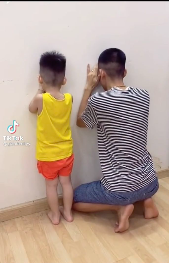Thấy bố khóc, thanh niên lớp mầm dỗ dành: Bố đừng tủi thân nhiều