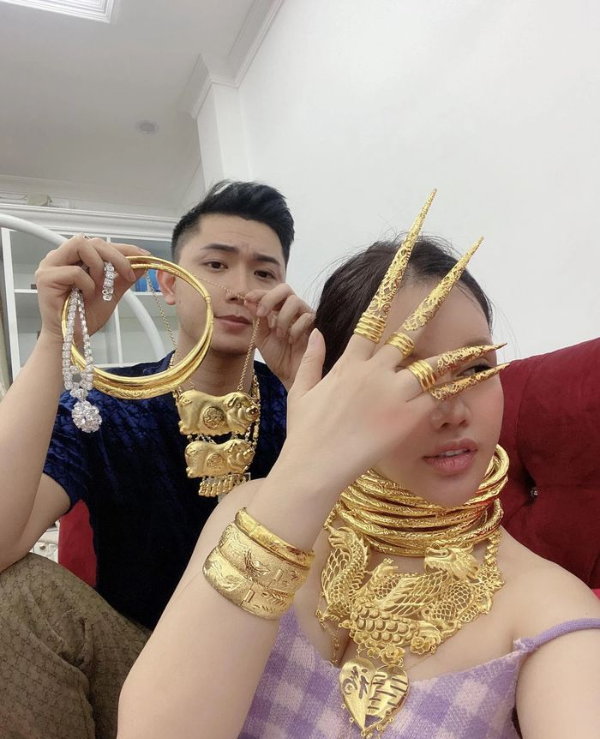 Vợ nhà người ta: Sinh nhật tặng chồng trang sức trị giá 120 cây vàng