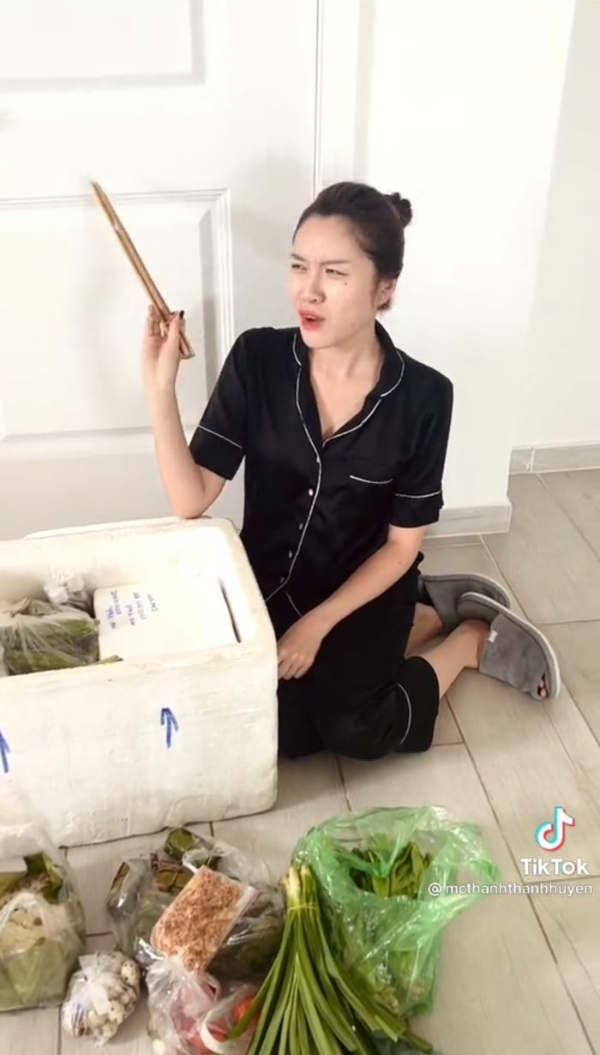 MC Thanh Thanh Huyền đang giảm cân nhưng mẹ gửi cả quê nhà để tẩm bổ