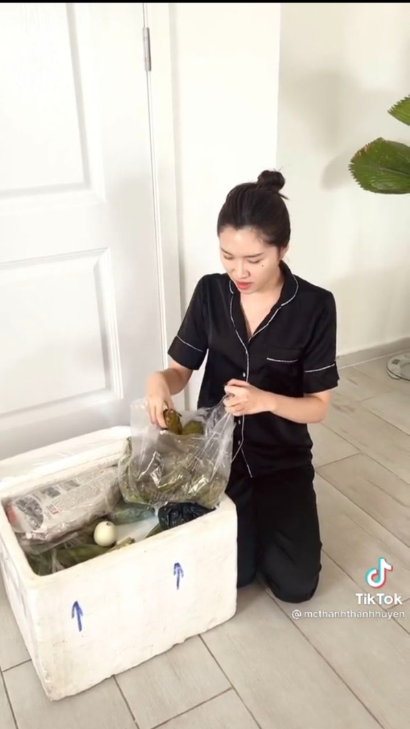 MC Thanh Thanh Huyền đang giảm cân nhưng mẹ gửi cả quê nhà để tẩm bổ