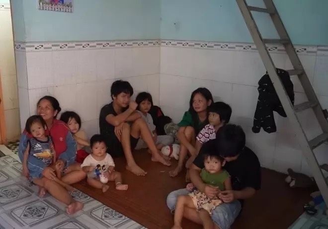Vợ chồng sinh 12 con được tặng 50 triệu nhưng mất trắng vì cả tin
