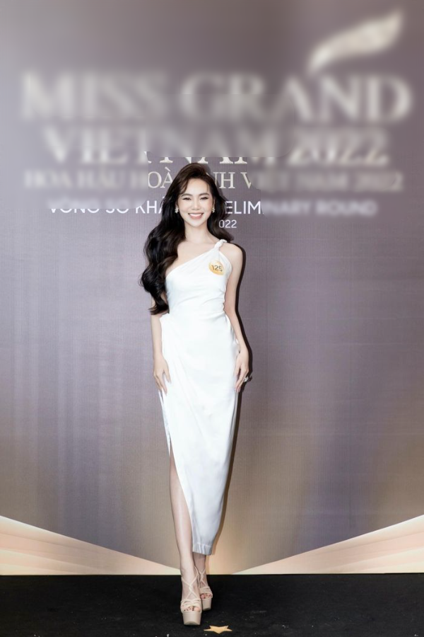 Kim Chi Hoàng được dân tình khuyên cười ít thôi khi thi Hoa hậu