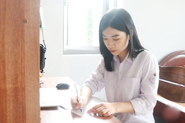 Hai nữ sinh đỗ cùng lúc vào 4 trường đại học top đầu