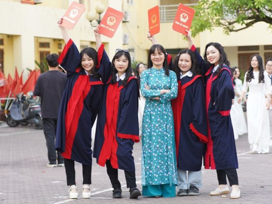 Hai nữ sinh đỗ cùng lúc vào 4 trường đại học top đầu