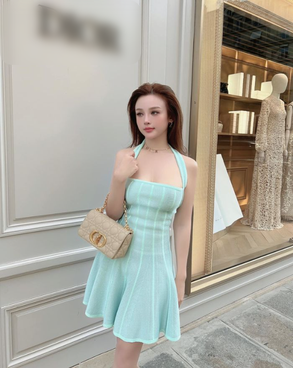 Soi những món đồ hiệu toát ra mùi tiền của hot girl Huyền Baby