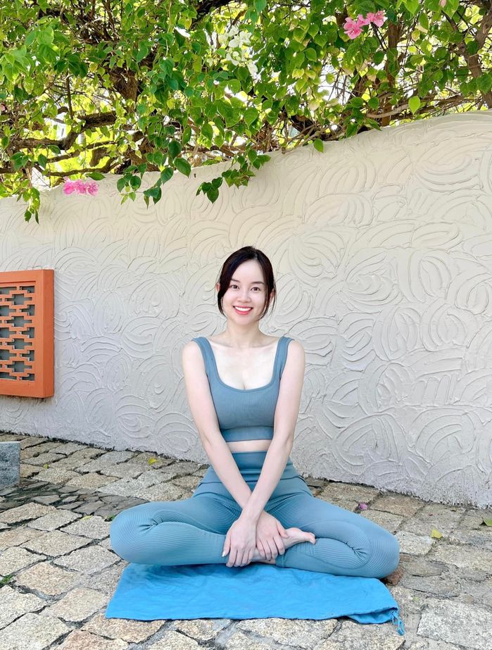 Ly Kute khoe dáng cực thon gọn tuổi 32, mẹ đơn thân vẫn đẹp