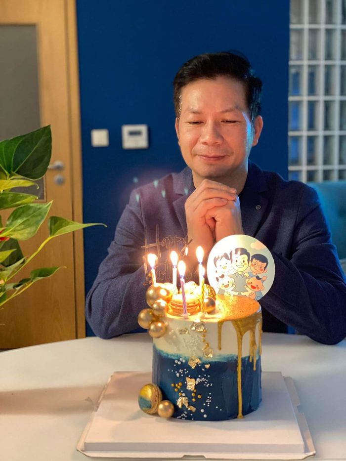Shark Hưng đón sinh nhật lần thứ 50 bên vợ kém 16 tuổi và 2 con