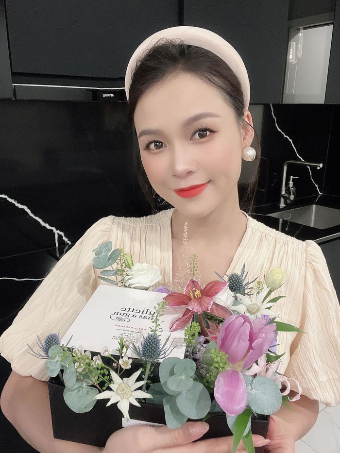 Bí quyết giữ nhan sắc như gái 18 của hot girl có 50 tỷ - Sam