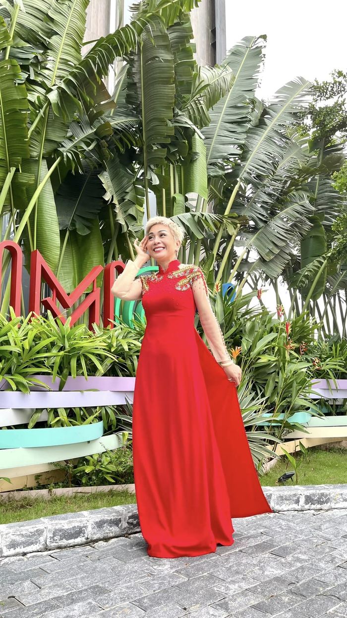 Mẹ chồng U60 thần thái tập catwalk như siêu mẫu, Đỗ Mạnh Cường khen