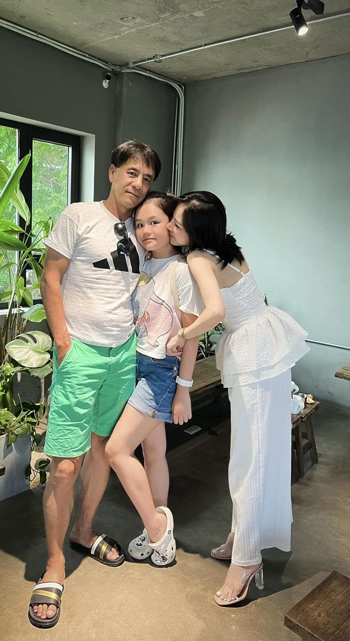 MC Bạch Lan Phương chia sẻ hình ảnh gia đình 3 thế hệ, được khen xinh