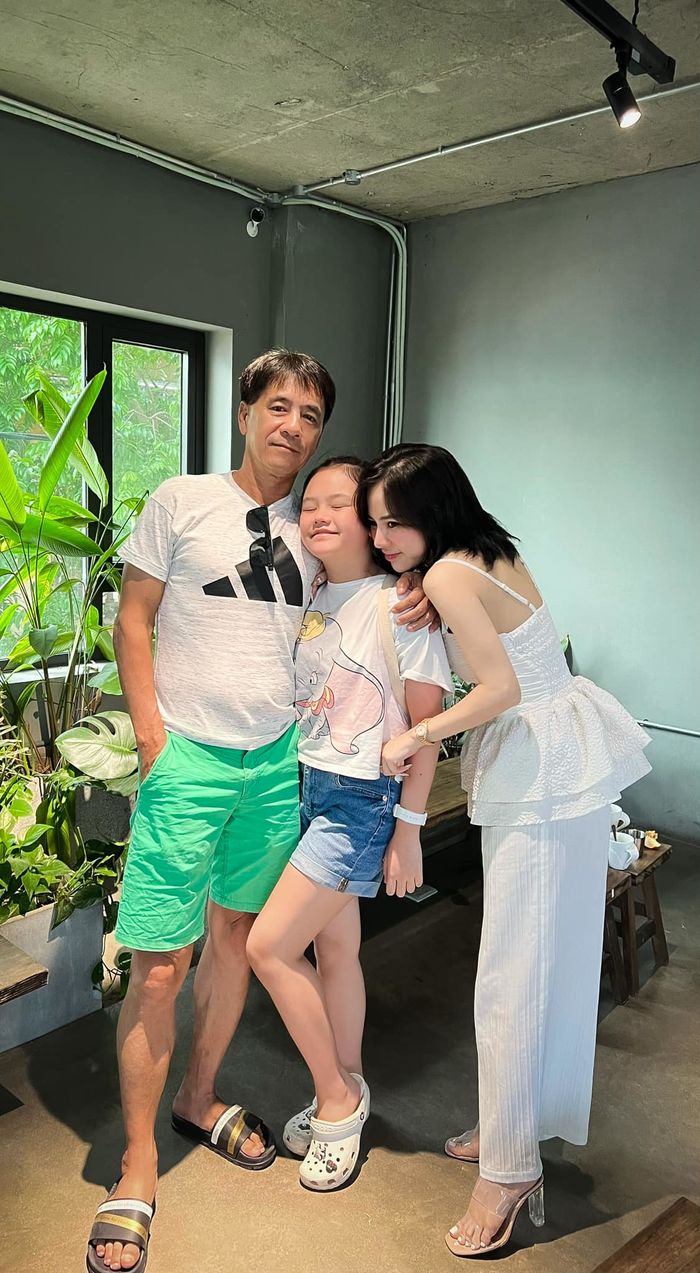 MC Bạch Lan Phương chia sẻ hình ảnh gia đình 3 thế hệ, được khen xinh