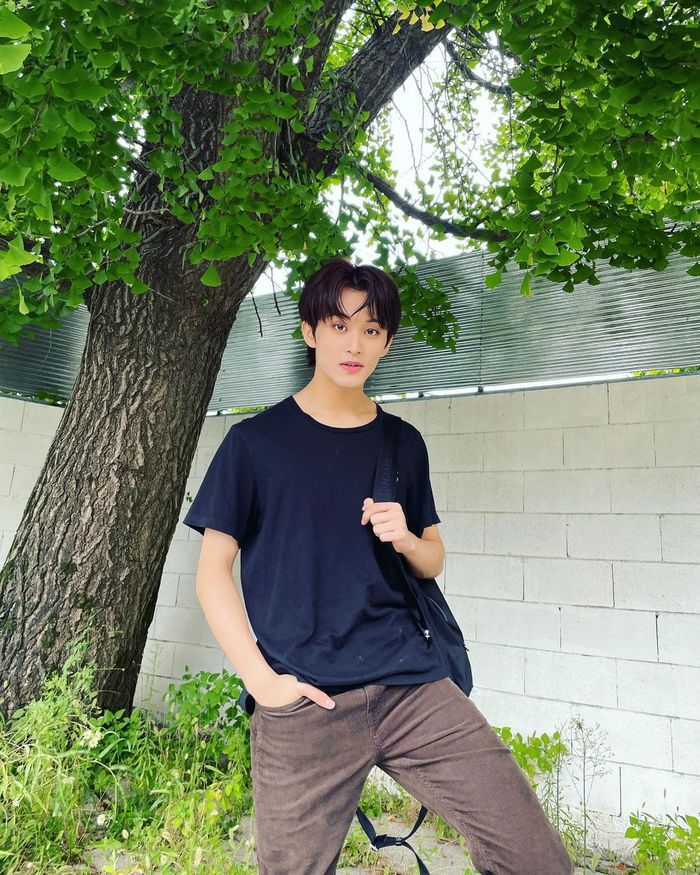 Những Instagram sáng tạo của idol Kpop: Wonyoung toát lên sự tươi trẻ