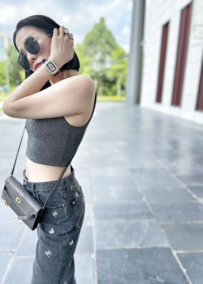 Bà hoàng nhẫn kim cương của Vbiz: Lệ Quyên - Phạm Hương ngang sức
