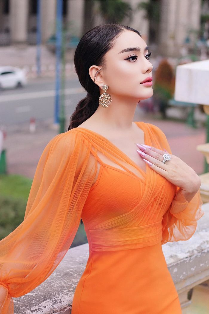 Bà hoàng nhẫn kim cương của Vbiz: Lệ Quyên - Phạm Hương ngang sức