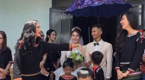 Thời trang đi dự đám cưới của các nàng hậu: Kim Duyên lên đồ Ê Đê