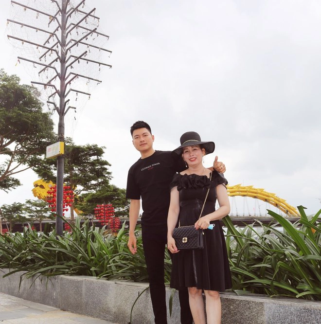 9x Tiền Giang báo hiếu mẹ phụ hồ: Tặng 2 miếng đất, chở mẹ đi phượt